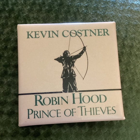 Vintage 1991 Kevin Costner Robin Hood Prince of Thieves Promo Pinback Button Pin - Picture 1 of 4
